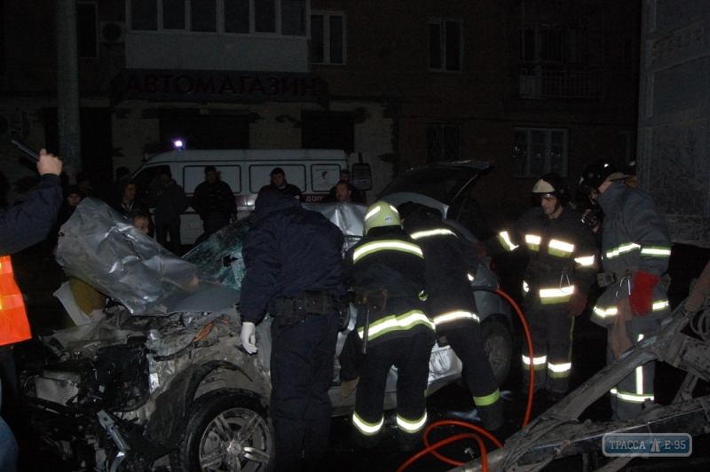 Водитель легкового авто в Одессе врезался в грузовик