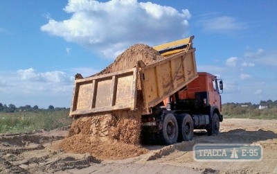 Одесский горсовет закупил песок на ремонт дорог по завышенным ценам