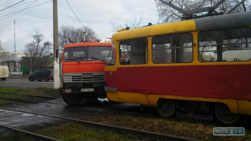 Грузовик врезался в трамвай на том же месте, где в августе пострадали 16 человек (фото)