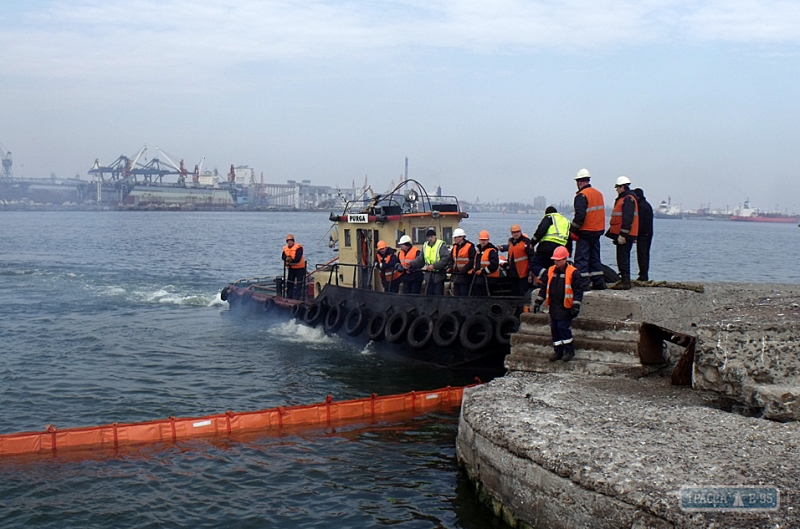 Одесский порт закупил оборудование для локализации аварийных разливов в новой Ланжероновской гавани