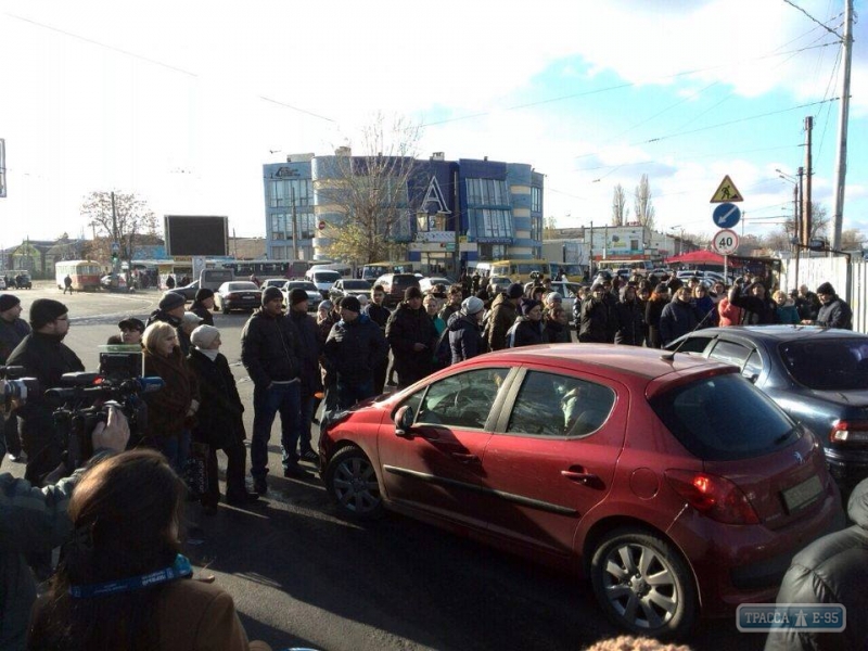 Торговцы перекрыли две улицы возле 