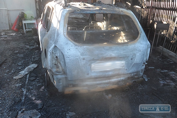 Неизвестные подожгли автомобиль депутата и журналиста в Затоке (видео)