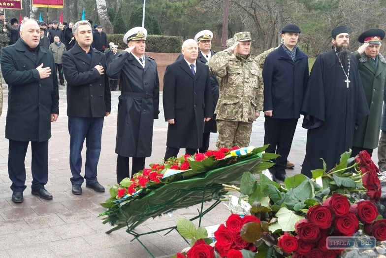 Военные моряки в День вооруженных сил возложили цветы к памятнику Неизвестному матросу в Одессе