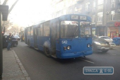 Троллейбус с пассажирами загорелся в центре Одессы (фото)