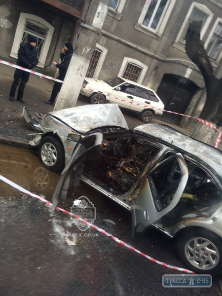 Автомобиль сбил светофор и загорелся в Одессе (фото)
