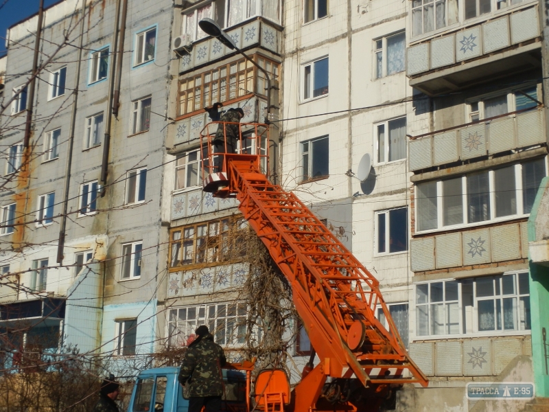 Коммунальщики устанавливают энергосберегающие светильники на улицах Кодымы