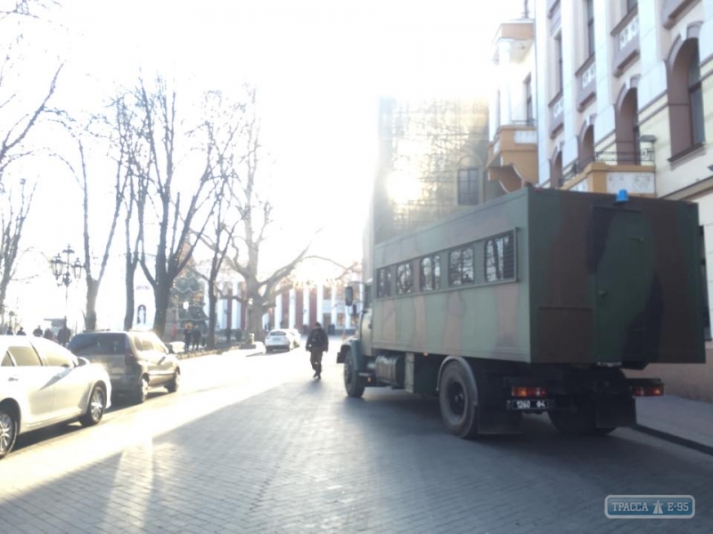 Бойцы Нацгвардии приехали к мэрии Одессы перед резонансной сессией (фото)