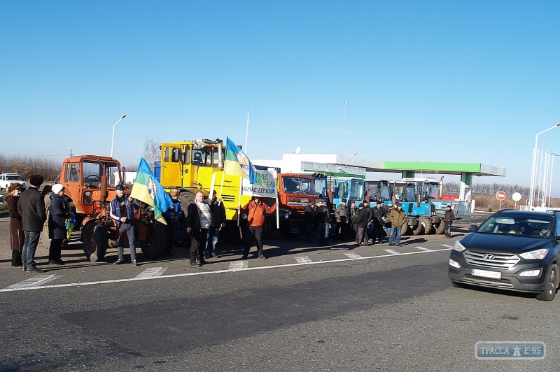 Представители Аграрной партии устроили немногочисленный митинг на трассе Киев-Одесса