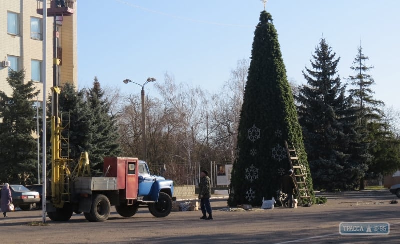 Коммунальщики установили главную новогоднюю елку в Болграде