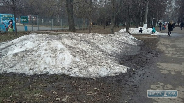 В одесский парк Горького завезли снег (фото)