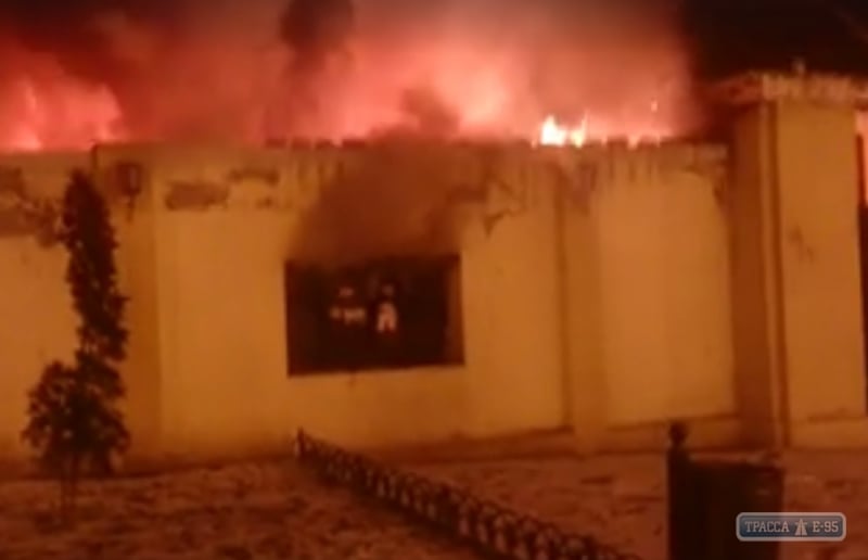 Летний театр горит в центре Одессы: Горсад в дыму