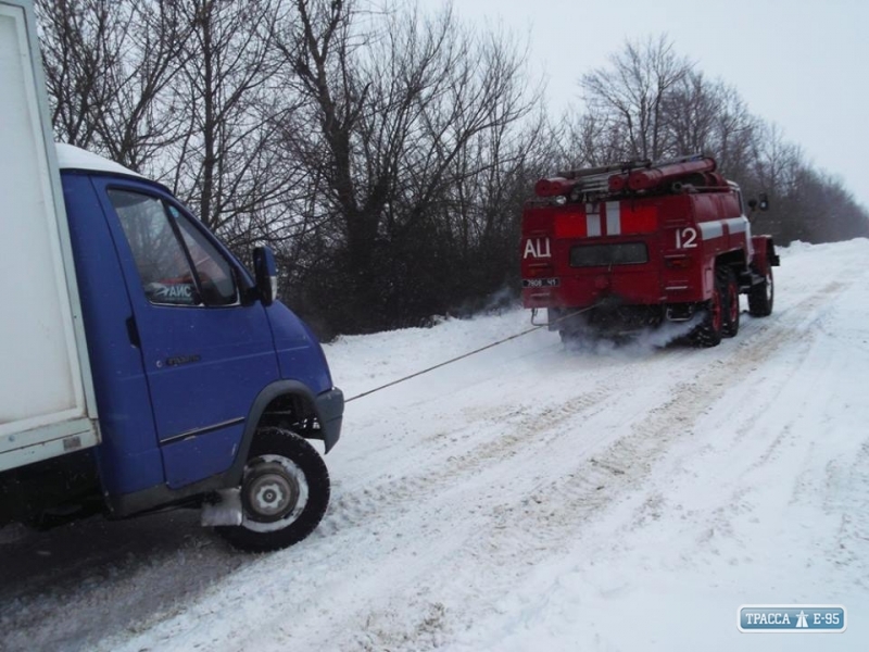 Спасатели вытащили из сугробов восемь машин в Одесской области