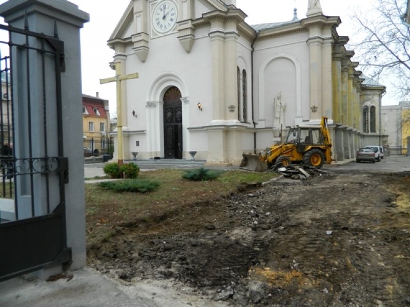 Бульдозер перекопал двор у римско-католического храма в центре Одессы в преддверии Рождества