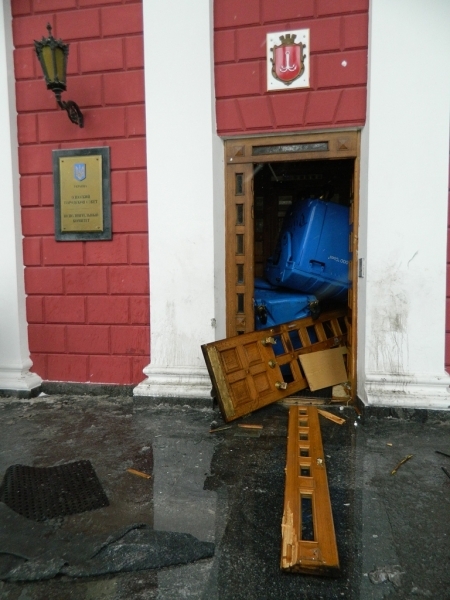 Толпа националистов выбила дверь в мэрию Одессы. Холл здания в дыму (фото)