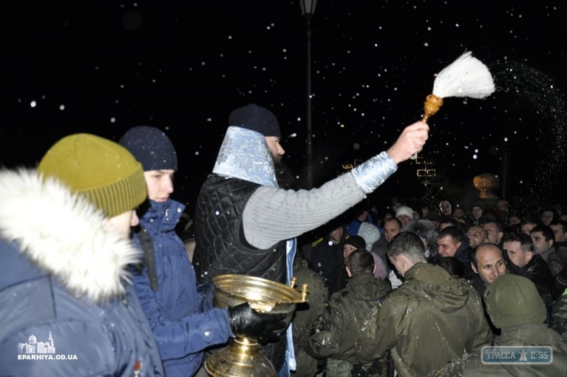 Ночные крещенские купания прошли на 16-й Фонтана в Одессе (фото)