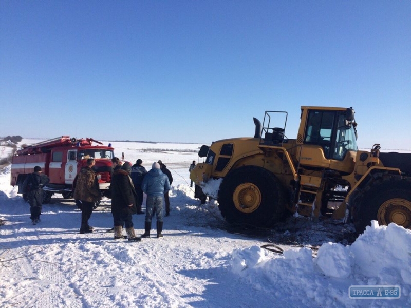 Село в Коминтерновском районе остается без света, все дороги к нему заметены (фото)