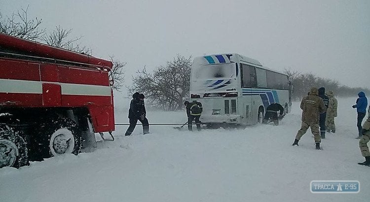 Спасатели вытащили из снежных ловушек в Одесской области два рейсовых автобуса с пассажирами