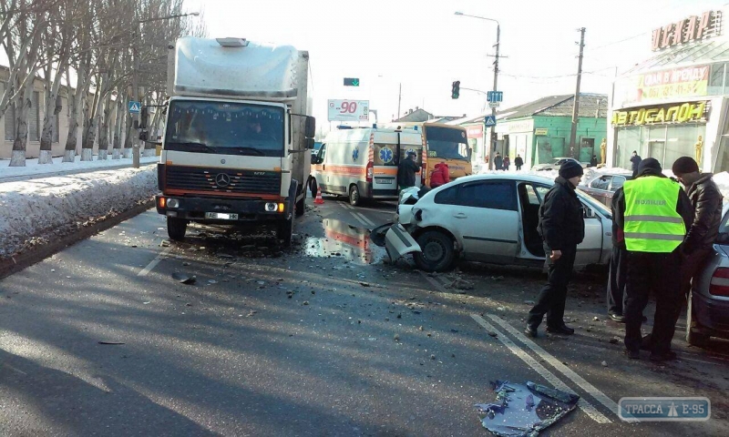 Три автомобиля столкнулись на Пересыпи в Одессе: пострадали дети (фото)