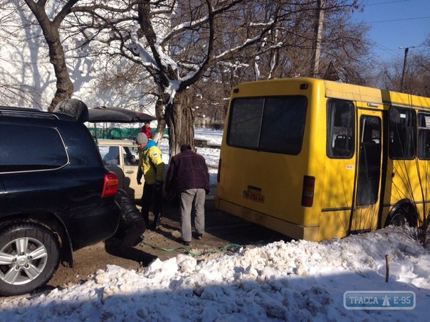 Знаменитый боксер помог вытащить из сугробов маршрутку в Одесской области (фото)