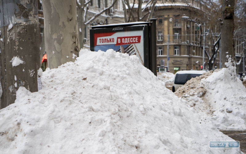 Одесские улицы завалены снежными горами и спустя неделю после снегопада (фото)