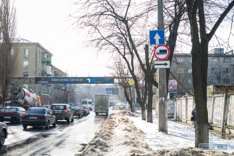 Дорожники запретили движение грузового транспорта в районе Пересыпи