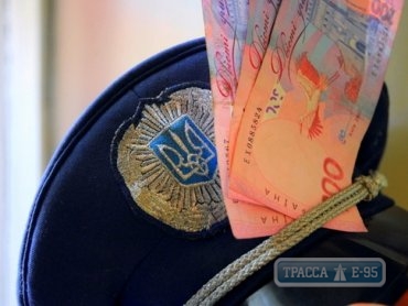 Инспектор полиции Белгород-Днестровского района попался на взятке в 2 тыс. 600 грн.