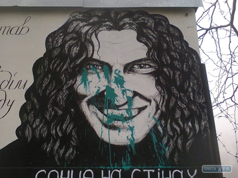 Неизвестные залили краской портрет Кузьмы Скрябина на стене памяти в Одессе (фото)