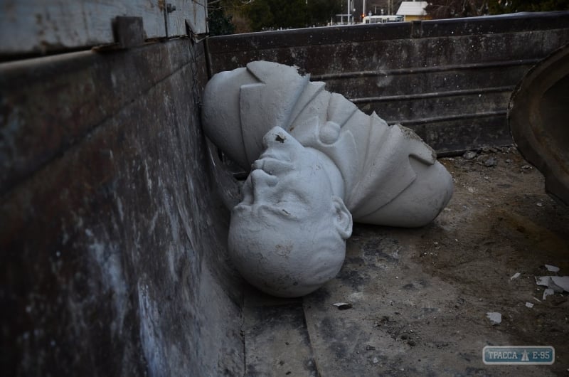 Рабочие демонтировали второй памятник Ленину в Измаиле