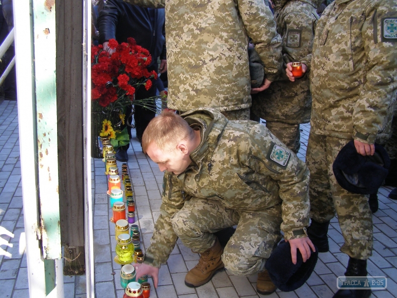 Жители Белгорода-Днестровского зажгли свечи в память о Небесной сотне и погибших в АТО земляках