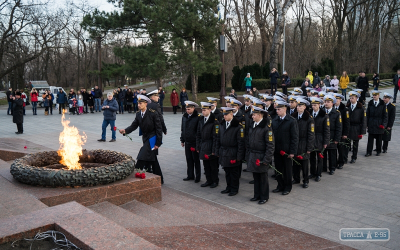 Выпускники факультета ВМС Одесской морской академии положили начало новой традиции (фото)