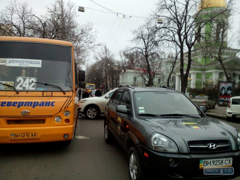 Авария с участием 4 автомобилей и маршрутки произошла в центре Одессы