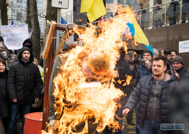 Как одесские активисты митинговали за свободу Савченко и чучело Путина жгли (фоторепортаж)