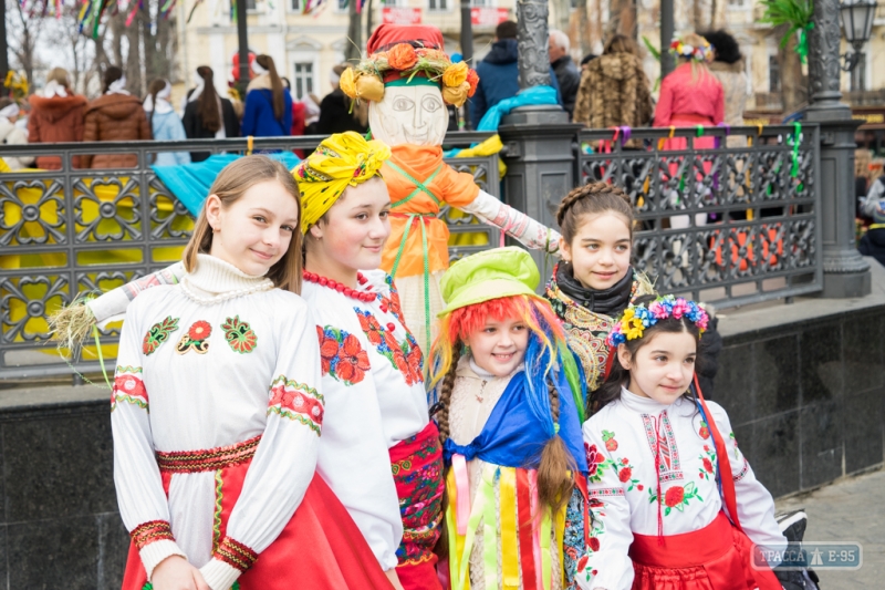 Одесситы отметили Масленицу народными гуляниями в Горсаду (фоторепортаж)