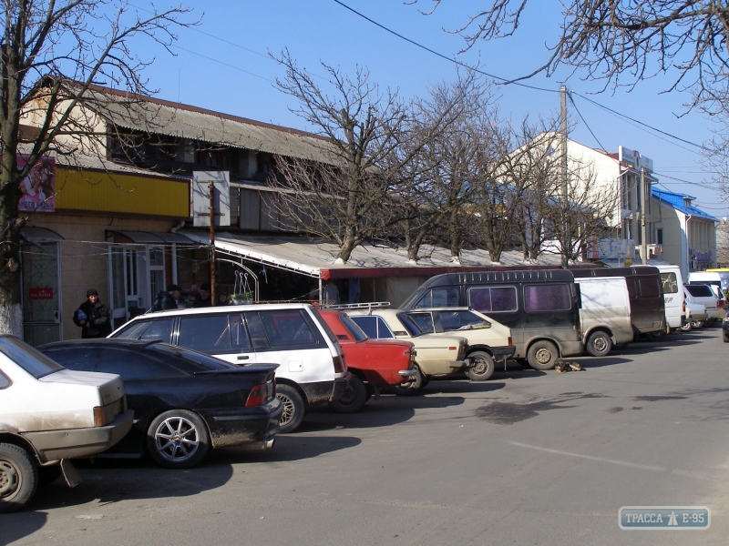 Мэрия Белгорода-Днестровского обустроит платные автостоянки с паркоматами возле центрального рынка