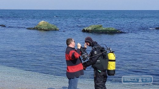 Одесский спасатель вытащил из моря мужчину, упавшего с пирса в Аркадии