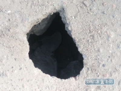 Дыра в катакомбы образовалась на дороге в Болграде