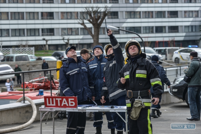 Одесские спасатели провели учения по борьбе с огнем в высотках (фоторепортаж)