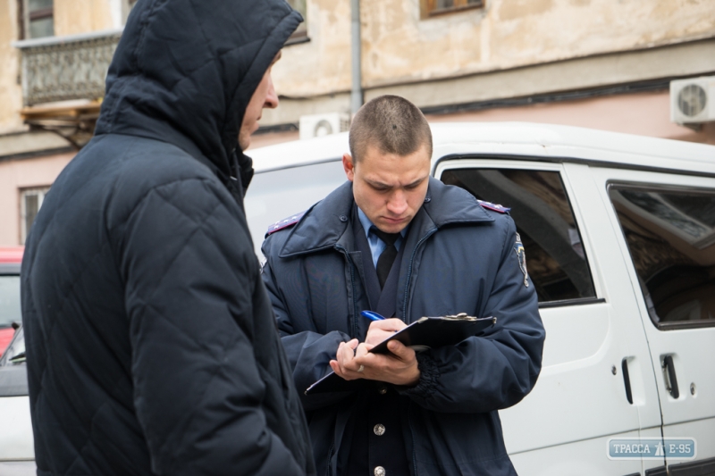 Злоумышленники повредили четыре авто на охраняемой стоянке ради кражи магнитол и видеорегистраторов