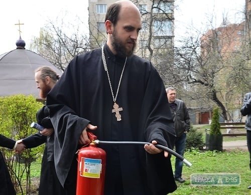 Спасатели учат священников Одесской области обращаться с огнетушителями 