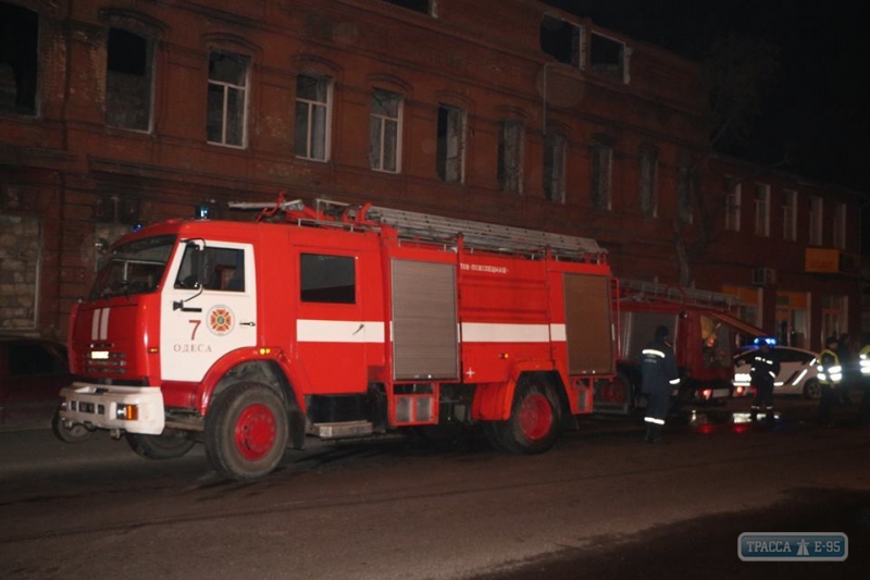 Одесские спасатели ликвидировали крупный пожар в жилом доме на Черноморского казачества