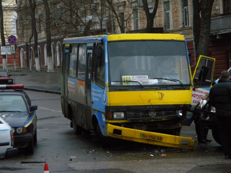 Сразу два автомобиля смяли маршрутку в центре Одессы  