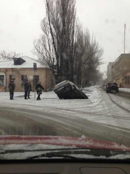 Автомобиль провалился под землю в Одессе (фото)