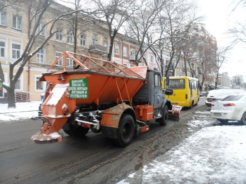 Более семи десятков снегоуборочных машин работают на улицах Одессы