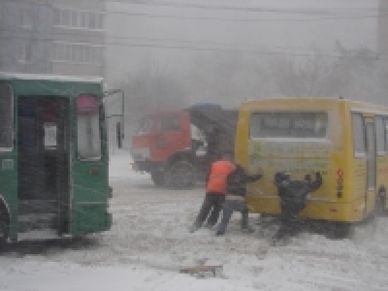 Улицы Одессы из-за метели полностью «встали» в пробках. Средняя скорость машин ниже, чем у пешеходов