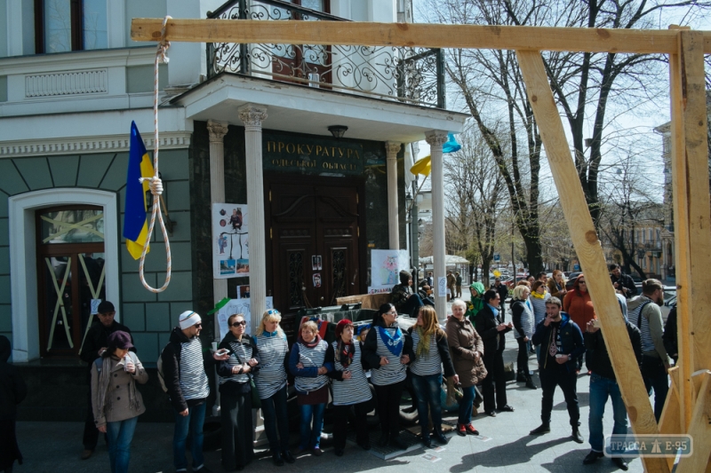 Протестующие парализовали работу прокуратуры Одесской области, установив у входа виселицу (фото)