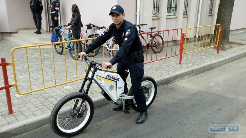 Одесские патрульные пересаживаются на полицейские электрические велосипеды (фото)