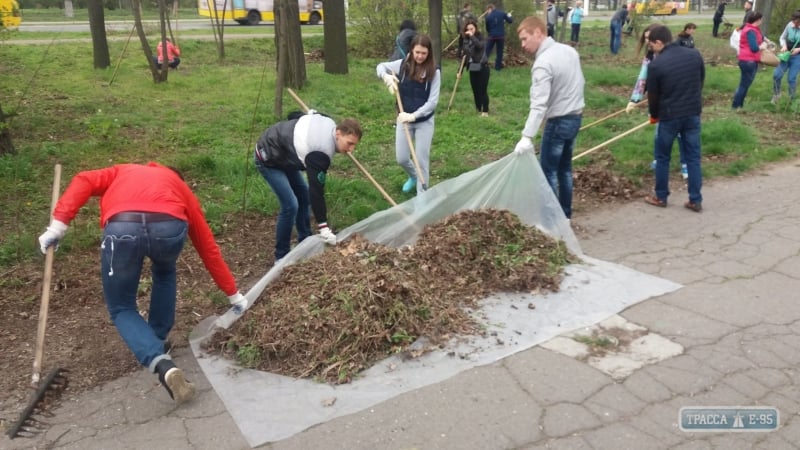 Одесские банкиры потрудились на субботнике в парке Победы