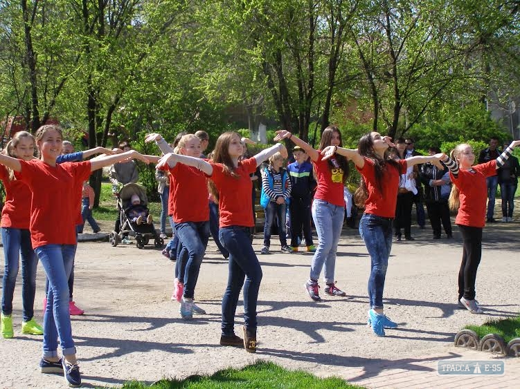 Школьники Белгорода-Днестровского провели флешмоб и раздавали конфеты