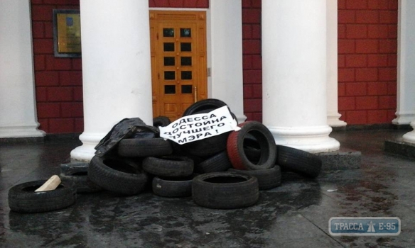 Участники антимэрского майдана забаррикадировали входы в мэрию Одессы шинами и мусорными баками
