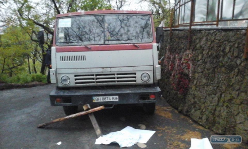 Одесская мэрия: разбитый активистами КамАЗ ехал на стройку Стамбульского парка